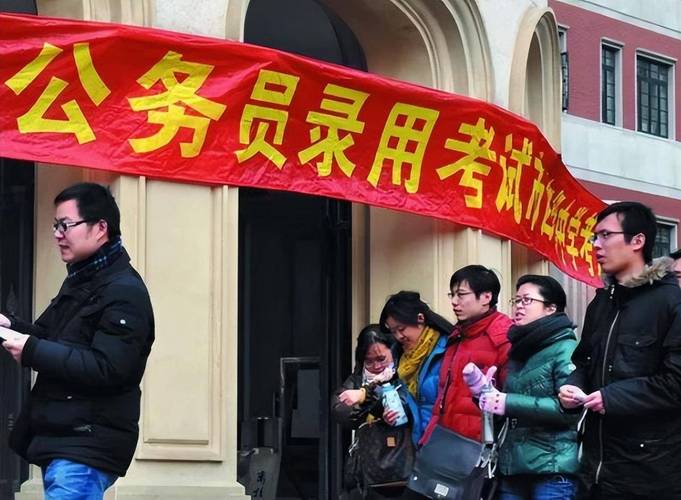 考公务员最低学历包括大专吗，报考公务员最低什么学历